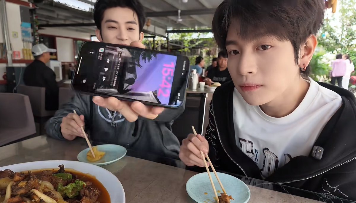 siwoosik's tweet photo. the way hao doesn't make his wallpaper fit the screen annoys me so much lmao😭😭

genz                                                       millennial https://t.co/SGlR0TUOz2