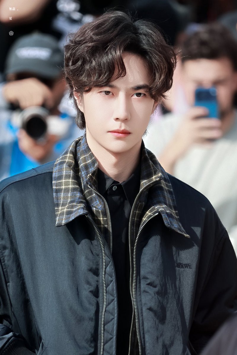 wxyzybxz's tweet photo. 261002 Wang Yibo at LOEWE PFW

Sunshine and curly hair are the perfect match

cr 无尽夏·博君一肖
WANG YIBO AT LOEWESS27
#WangYiboPFWSS27xLoewe https://t.co/PPKiaAcaeY
