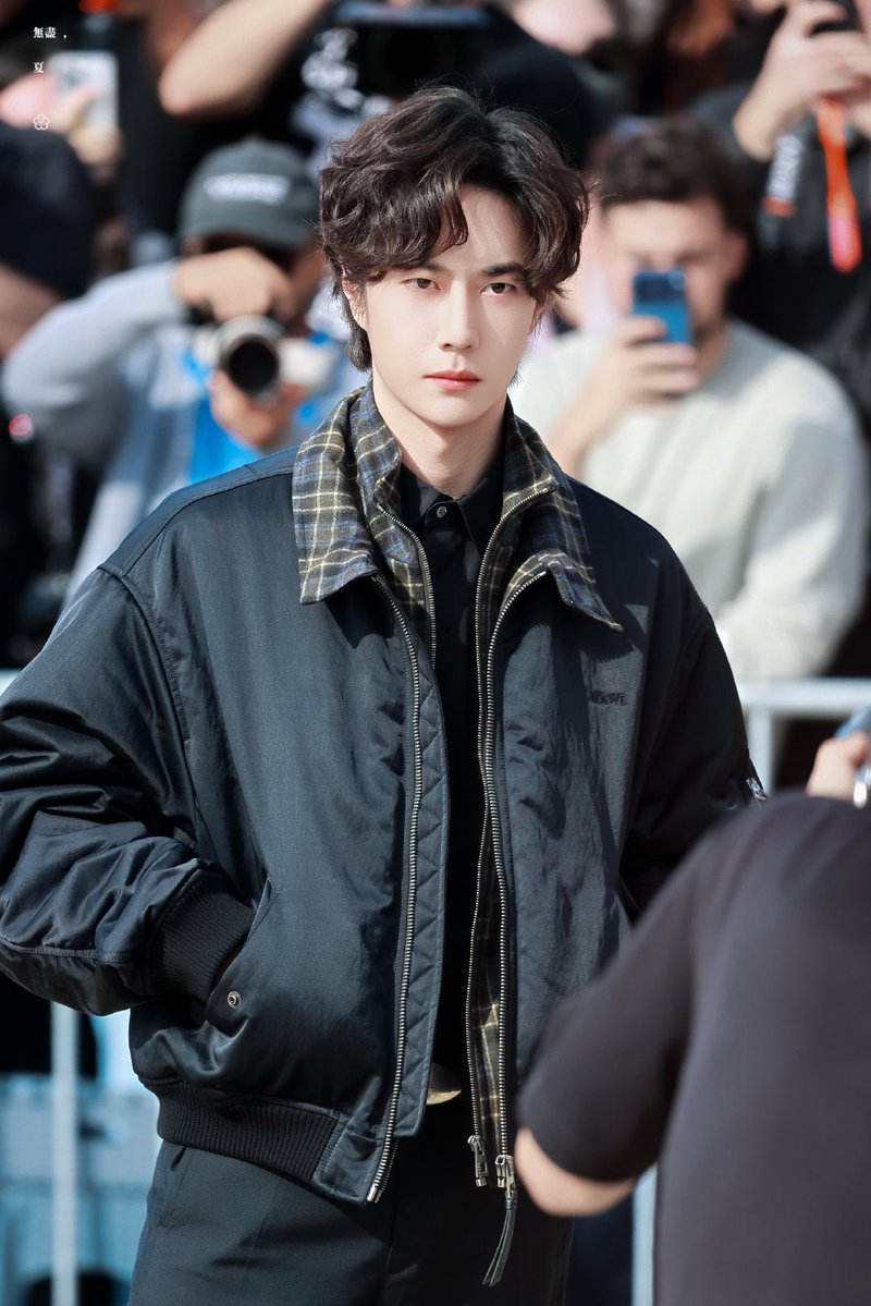 wxyzybxz's tweet photo. 261002 Wang Yibo at LOEWE PFW

Sunshine and curly hair are the perfect match

cr 无尽夏·博君一肖
WANG YIBO AT LOEWESS27
#WangYiboPFWSS27xLoewe https://t.co/PPKiaAcaeY