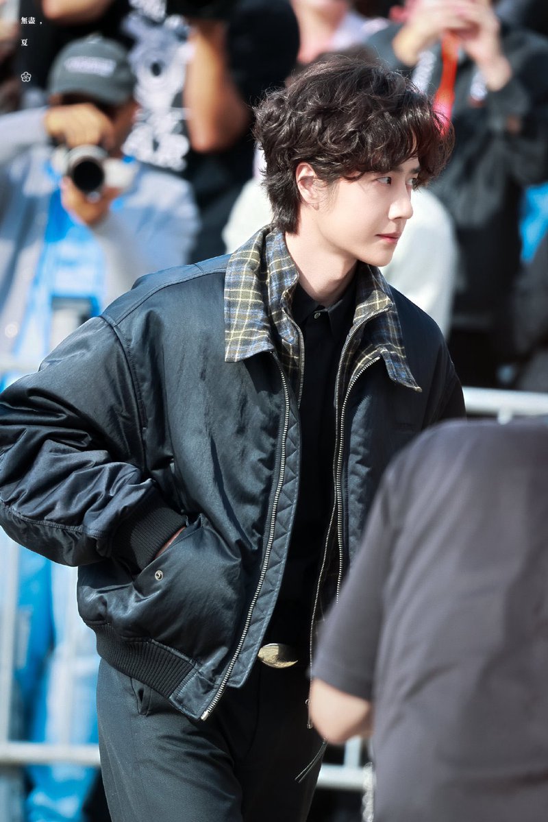 wxyzybxz's tweet photo. 261002 Wang Yibo at LOEWE PFW

Sunshine and curly hair are the perfect match

cr 无尽夏·博君一肖
WANG YIBO AT LOEWESS27
#WangYiboPFWSS27xLoewe https://t.co/PPKiaAcaeY