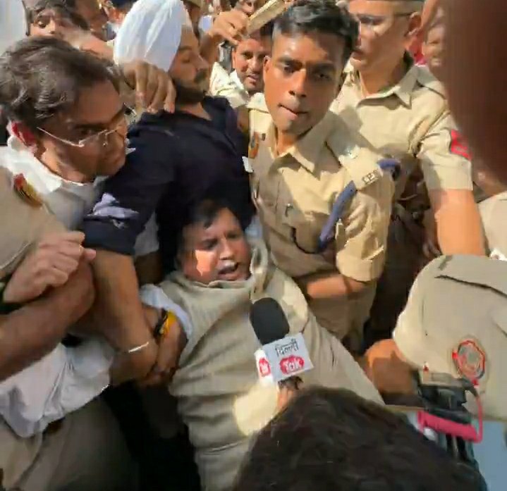 KraantiKumar's tweet photo. आम आदमी पार्टी में मेरे पसंदीदा नेता संजय सिंह हैं.

फ़िल्म इंडस्ट्री में जो स्थान सनी देओल की ताकत और आवाज का है, राजनीति में वो स्थान संजय सिंह का है.

आज संजय सिंह ने गर्दा उड़ा दिया. दिल्ली पुलिस ने एक सब इंस्पेक्टर ने उन्हें जंतर मंतर की ओर जाने से रोका.

संजय सिंह ने कहा, क्या आप एक MP को Parliament में जाने से रोकोगे और क्या एक सांसद जंतर मंतर पर आंदोलन करने नही जा सकता.

संजय सिंह जंतर मंतर की ओर कूच कर गए. रास्ते में उन्हें रोकने के लिए दिल्ली पुलिस को भारी पुलिस बल लगाना पड़ा. संजय सिंह को डिटेन करने में पुलिस के पसीने छूट गए.

संजय सिंह ने कहा दो अक्टूबर को बापू की जयंती पर लोकतंत्र का गला घोंटा जा रहा है. सरकार और पुलिस शांतिपूर्ण तरीके से आन्दोल भी करने नही दे रही है. यह आंदोलन यह भीड़ चीफ इलेक्शन कमिश्नर के लिए किसी बुरी खबर से कम नही है. अब तो इस्तीफा होकर रहेगा.