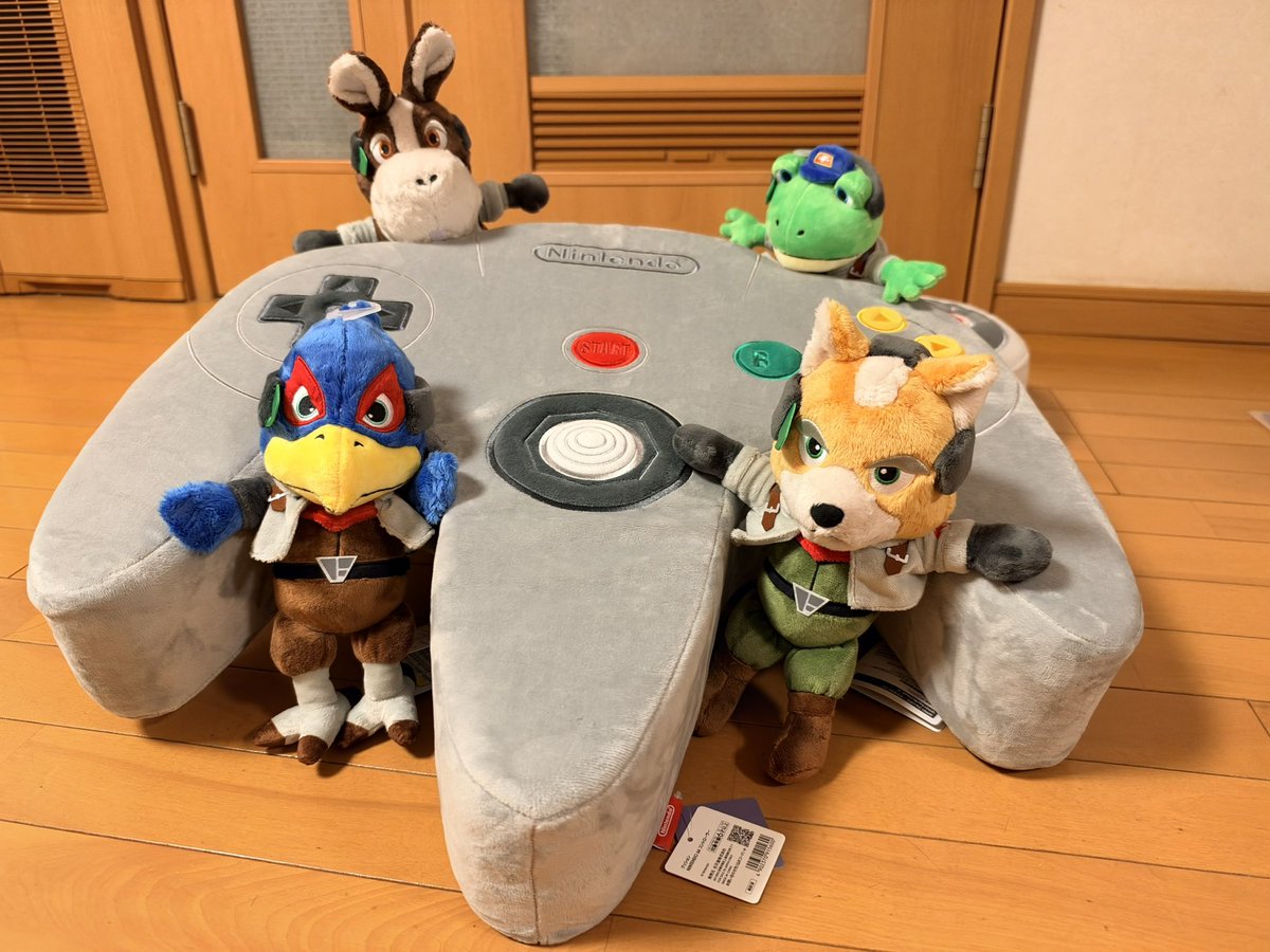 ima_1966's tweet photo. 今日は快晴☀️ ミュージアムも空いていて、ゆっくり楽しめた良き一日でした😊5人の方々からお声掛けいただき記念撮影も。
そして64クッションも購入❗️ https://t.co/DFCQBJWtLq