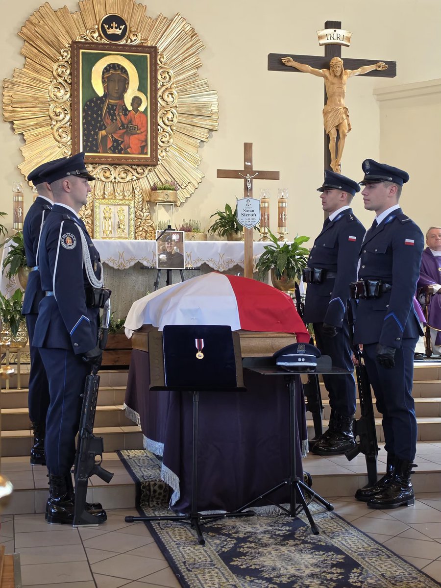 PolskaPolicja's tweet photo. Rozpoczęły się uroczystości pogrzebowe tragicznie zmarłego policjanta Komendy Powiatowej Policji w Bolesławcu, który został śmiertelnie postrzelony podczas wykonywania obowiązków służbowych w Kraśniku Górnym.

W ostatniej drodze naszemu Koledze towarzyszą Rodzina, Najbliżsi, a także Komendant Główny Policji gen. insp. Marek Boroń wraz z kadrą polskiej Policji oraz przedstawiciele administracji rządowej i władz lokalnych, służb mundurowych, policjantki i policjanci z całego kraju.

Uroczystości pogrzebowe rozpoczęły się od odczytania postanowienia Prezydenta RP o mianowaniu Natana Sieronia na pierwszy stopień oficerski podkomisarza Policji oraz odznaczeniem przez Ministra Spraw Wewnętrznych i Administracji Złotą Odznaką „Zasłużony Policjant”.

Dzisiejszy dzień jest dla całego środowiska policyjnego czasem zadumy i pamięci o Policjancie, który pozostał wierny rocie ślubowania do samego końca, wypełniając swoje obowiązki z najwyższym poświęceniem.

Cześć Jego Pamięci!