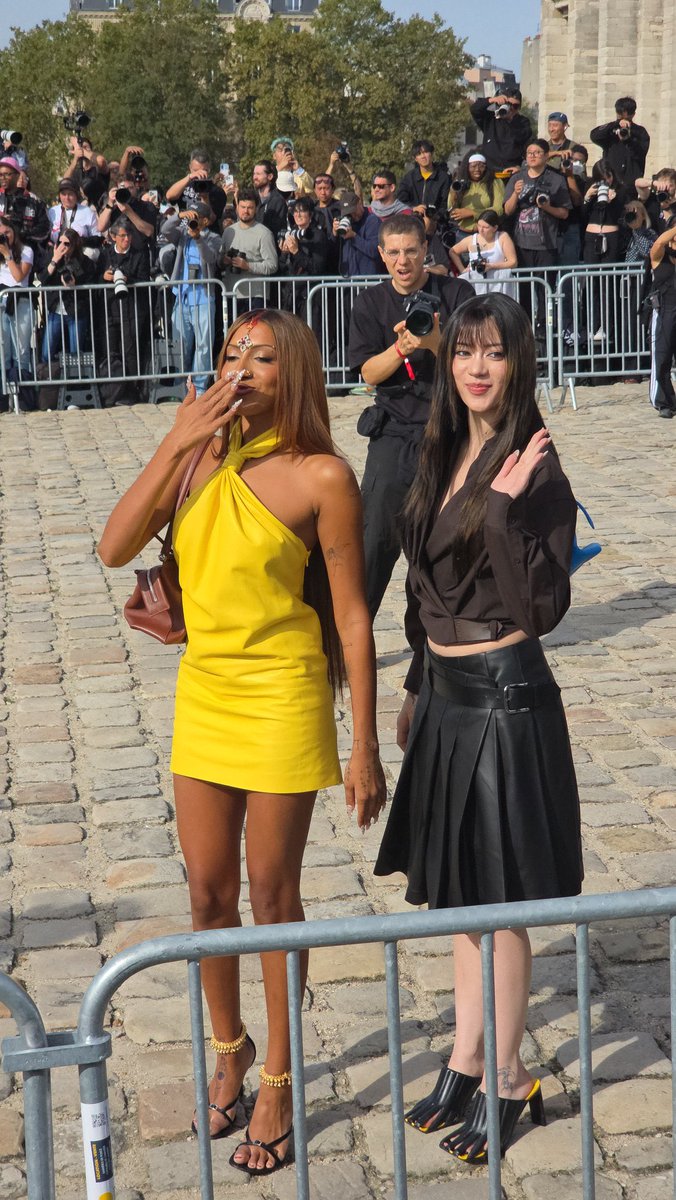 KATSEYEBASE's tweet photo. So pretty 🫪

MEGAN x LARA AT LOEWE PFW
#ParisFashionWeek
#LARARAJXLOEWE
#MEGANSKIENDIELXLOEWE
#MEGARA_LOEWE https://t.co/1VU7uTc4Ny