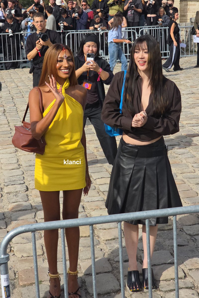 KATSEYEBASE's tweet photo. So pretty 🫪

MEGAN x LARA AT LOEWE PFW
#ParisFashionWeek
#LARARAJXLOEWE
#MEGANSKIENDIELXLOEWE
#MEGARA_LOEWE https://t.co/1VU7uTc4Ny