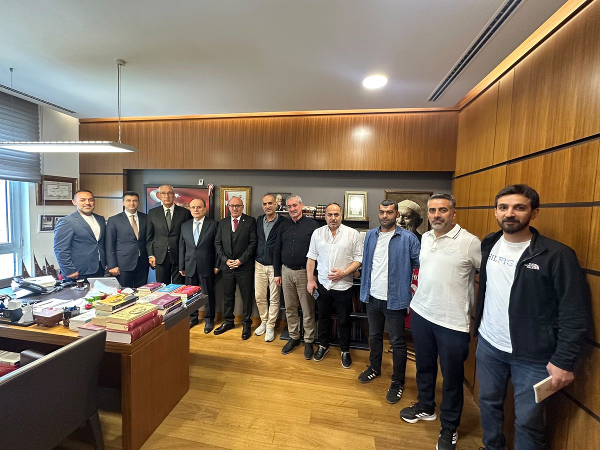 FeyziBerdibek1's tweet photo. 📍TBMM

İzmir Milletvekilimiz Sn. Mehmet Ali ÇELEBİ ve Konya Milletvekilimiz Sn. Mehmet BAYKAN ile birlikte Bingöl Amatör Spor Kulüpleri Federasyonu (ASKF) Başkanı Ali Ekber ALİMOĞLU ve beraberindeki heyeti Gazi Meclisimizde ağırladık.

Ziyarette, Genel Sekreter Vedat HAKAN, Mali Sekreter Mücahit KIZILARSLAN, Sosyal İşler Sekreteri Ruhat GÜRSUL, Genel Sekreter Yardımcısı Ali TEKİN, Tesisler Sekreteri Talat BALANDE, Denetim Kurulu Başkanı Metin AYBEK ve Yönetim Kurulu Üyesi Yunus KAYA ile Bingöl’ümüzün amatör sporuna ilişkin değerlendirmelerde bulunduk.

Amatör spor kulüplerimizin ihtiyaçlarını, gençlerimizin spora daha fazla kazandırılmasını ve Bingöl’ümüzde spor altyapısının geliştirilmesine yönelik görüş ve önerilerini dinledik.

Nazik ziyaretleri ve Bingöl’ümüzün spor hayatına sundukları katkılar için kendilerine teşekkür ediyor, çalışmalarında başarılar diliyorum.

@mehbaykan @celebimehmeta @12aliekber @RuhatGursul