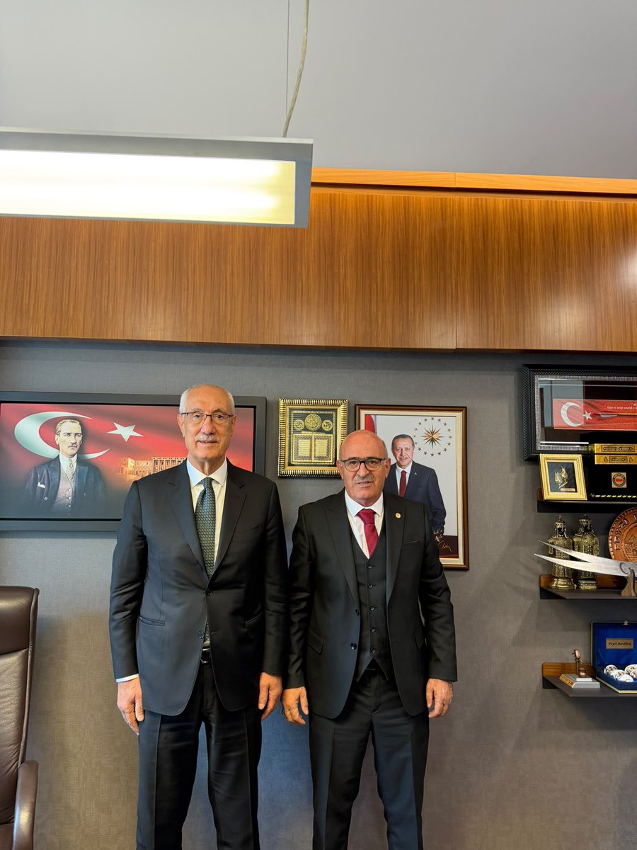 FeyziBerdibek1's tweet photo. 📍TBMM

İzmir Milletvekilimiz Sn. Mehmet Ali ÇELEBİ ve Konya Milletvekilimiz Sn. Mehmet BAYKAN ile birlikte Bingöl Amatör Spor Kulüpleri Federasyonu (ASKF) Başkanı Ali Ekber ALİMOĞLU ve beraberindeki heyeti Gazi Meclisimizde ağırladık.

Ziyarette, Genel Sekreter Vedat HAKAN, Mali Sekreter Mücahit KIZILARSLAN, Sosyal İşler Sekreteri Ruhat GÜRSUL, Genel Sekreter Yardımcısı Ali TEKİN, Tesisler Sekreteri Talat BALANDE, Denetim Kurulu Başkanı Metin AYBEK ve Yönetim Kurulu Üyesi Yunus KAYA ile Bingöl’ümüzün amatör sporuna ilişkin değerlendirmelerde bulunduk.

Amatör spor kulüplerimizin ihtiyaçlarını, gençlerimizin spora daha fazla kazandırılmasını ve Bingöl’ümüzde spor altyapısının geliştirilmesine yönelik görüş ve önerilerini dinledik.

Nazik ziyaretleri ve Bingöl’ümüzün spor hayatına sundukları katkılar için kendilerine teşekkür ediyor, çalışmalarında başarılar diliyorum.

@mehbaykan @celebimehmeta @12aliekber @RuhatGursul