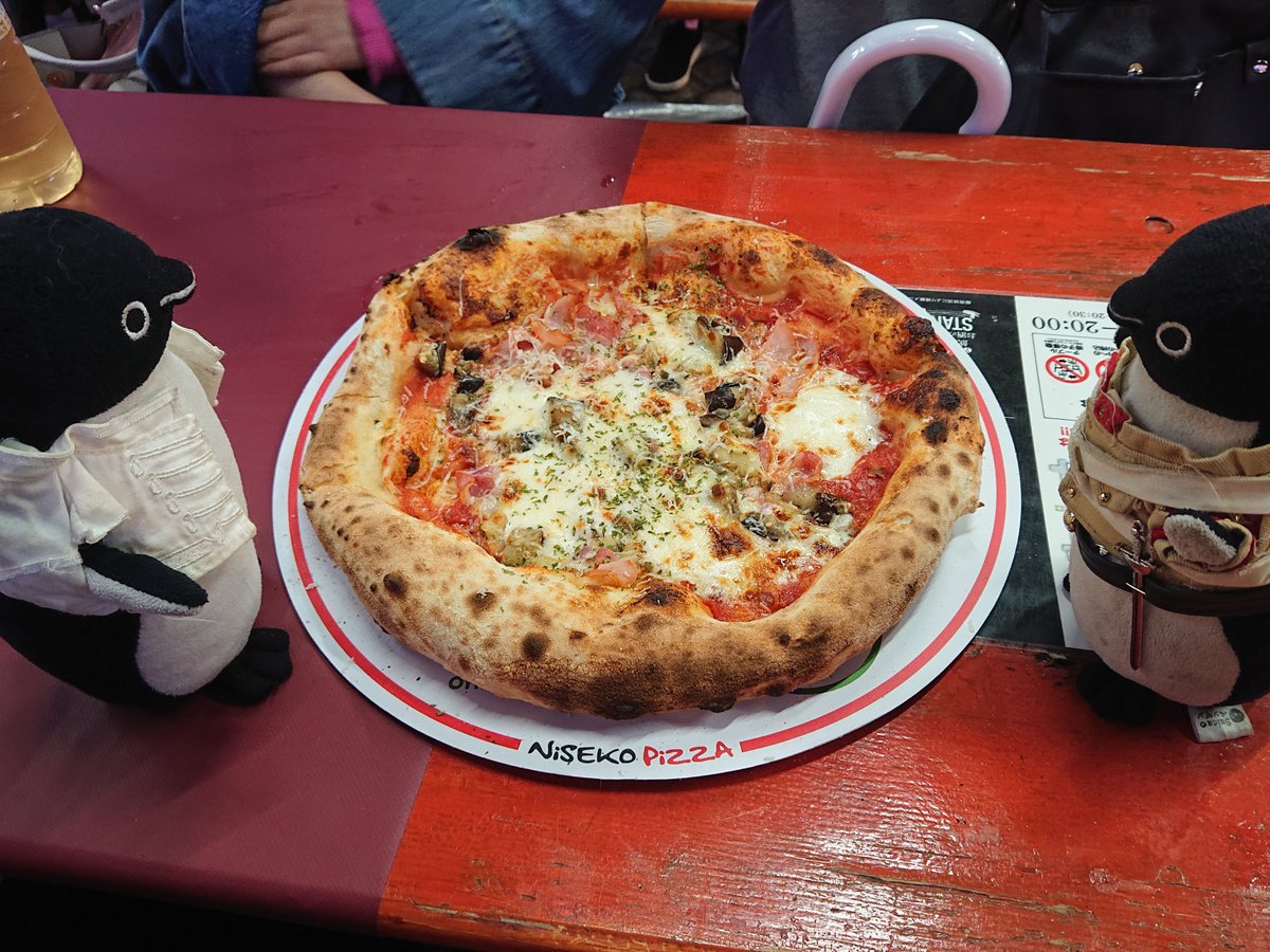 39Flowersaurus's tweet photo. 先週職場の人々とオータム行く
機会があったから、念願の
《ニセコピザ》食べた！確かに
おいしいが普通に高いし４人で
丁度良い！いや本当はもっと
食べたい(笑)！
んで10丁目の肉メシを隣の店
同士で同じ金額の買ったけど
肉の量微妙～
おいしかったけど微妙～

#2026さっぽろオータムフェスト https://t.co/hP4VDjtTJI