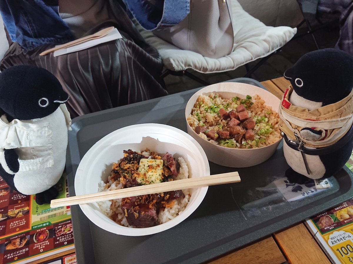 39Flowersaurus's tweet photo. 先週職場の人々とオータム行く
機会があったから、念願の
《ニセコピザ》食べた！確かに
おいしいが普通に高いし４人で
丁度良い！いや本当はもっと
食べたい(笑)！
んで10丁目の肉メシを隣の店
同士で同じ金額の買ったけど
肉の量微妙～
おいしかったけど微妙～

#2026さっぽろオータムフェスト https://t.co/hP4VDjtTJI