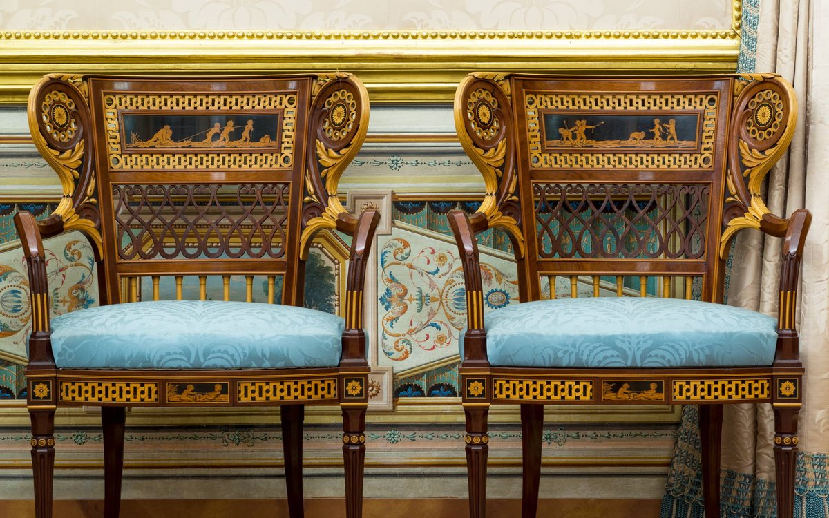 PatrimNacional's tweet photo. 👸🏻 El despacho de la Reina del #PalacioReal de Aranjuez es una estancia que muestra el refinamiento del estilo neoclásico.

Las paredes están vestidas con colgaduras de damasco en blanco y oro. Combinan con los detalles en azul en las cortinas, el zócalo y los asientos 🩵 https://t.co/S9e18cvHGg