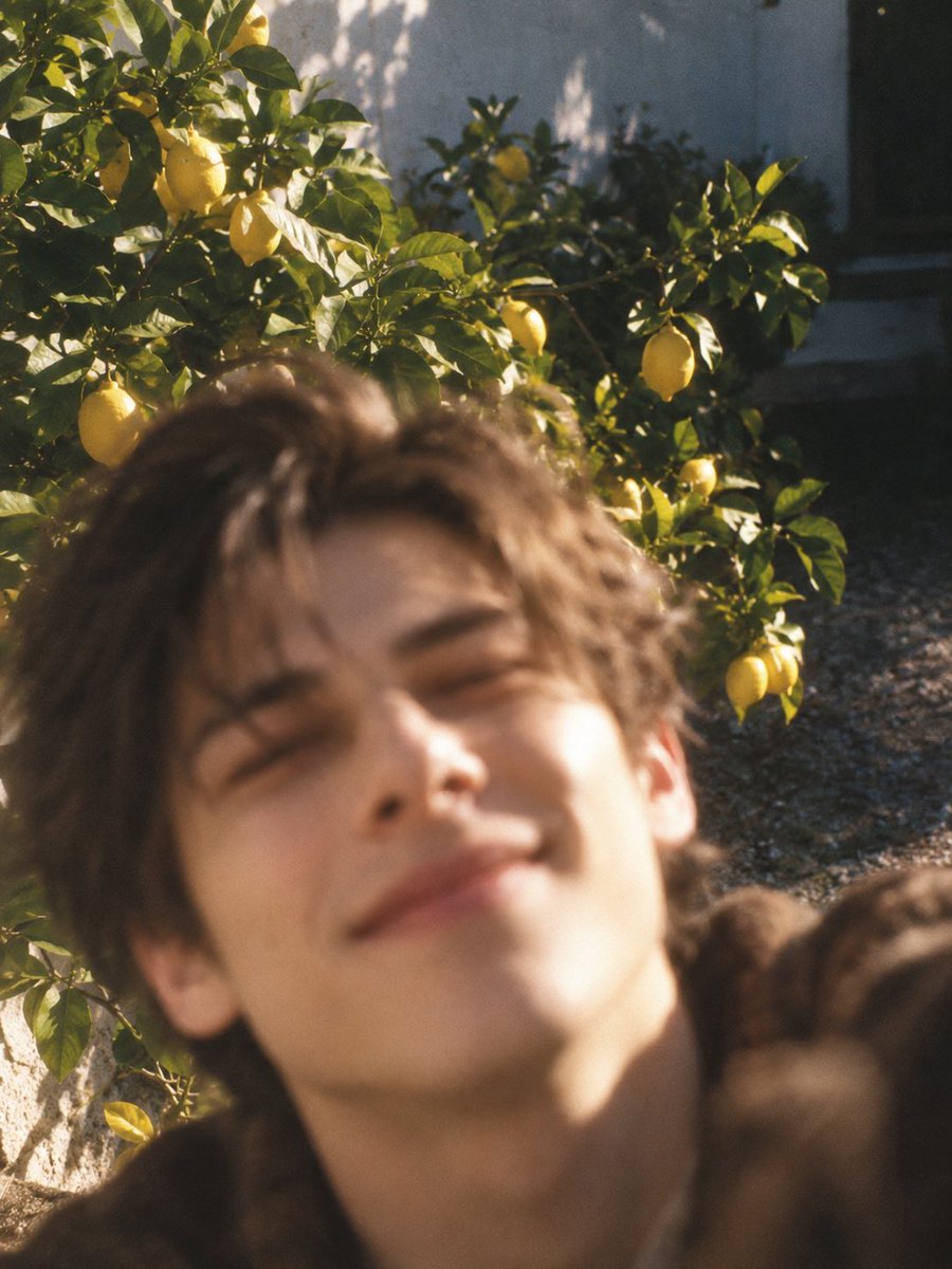 LLaynexsss's tweet photo. 西西里的假日🍋
暖色调很适合我们的Mr Sunshine
小王子真是可爱得无边[飞吻R]

#royalbloodandmafiaknight #CalebWhitmore https://t.co/X6tMzGmmZy