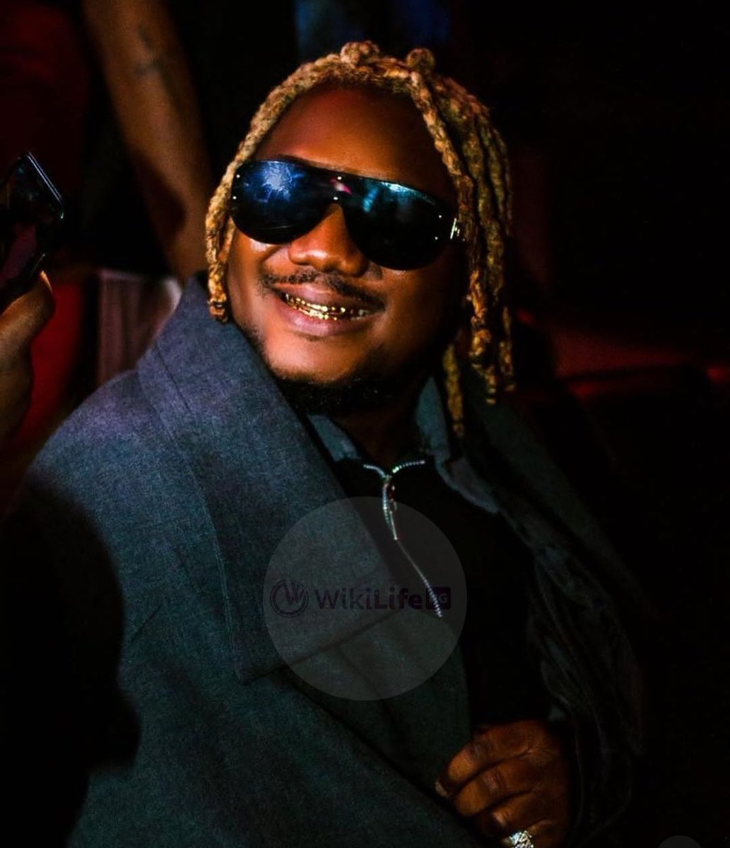Bigi_Chima's tweet photo. I remember when I was working at Cosa Nostra (Obafemi Martins’ club) as a waiter.

That fateful morning, around 3–4 AM, CDQ came in with Skales and some of his guys. They bought drinks and mixers and started chilling and vibing.

At some point, the guys started spraying money 1k  and 500 notes everywhere. I was just standing there watching because at Cosa, you dare not pick money. 😂 Cameras are everywhere and there are so many people monitoring you. If you’ve worked there before, you’ll understand me.

So I was just standing there while money was everywhere, until CDQ called me.

CDQ: “Iwo o sha owo ni? Abi your papa get bullion van for house?” 

Me: “No Baba, them go sack me if I pick.”

CDQ: “Hiaaa, why?”

Then he called two girls he came in with and told them:

“Ba werey yen shaa wo yen.” 😂

Bro, those babes picked more than 150k for me that night.

As a waiter, I’ll never forget that day. And any day I get the opportunity to meet or speak to CDQ, I’ll tell him about this story.

That single act meant a lot to me. ❤️

CDQ ❤️🔥