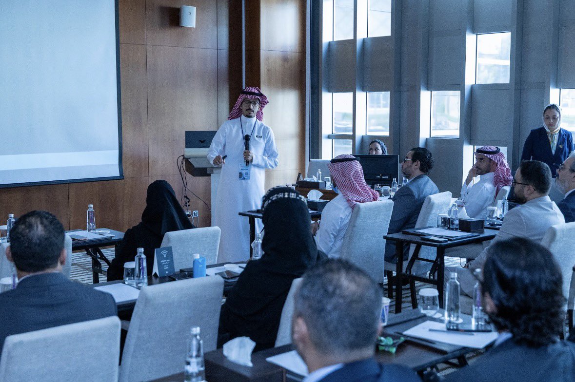 KKESHKSA's tweet photo. ضمن جلسات اليوم الثاني من المؤتمر:
(برنامج تطوير الأعمال في مستشفى الملك خالد التخصصي للعيون ومركز الأبحاث ) 
بتقديم: د.فاطمة الشملان ود. عدي العويفير

تناولت الجلسة دور الشراكات الاستراتيجية في دعم التعليم والتدريب، والبحث العلمي، والتجارب السريرية، والابتكار في طب العيون. وأكدت أهمية تبادل الخبرات وتطوير الكوادر الصحية، والتعاون مع القطاع الصناعي لتطوير التقنيات والتحقق من سلامتها وفعاليتها عبر مراحل التطوير السريري الأربع. كما ركزت على استمرارية رعاية المرضى، من الكشف المبكر إلى العلاج والمتابعة طويلة المدى، بما يسهم في تحسين النتائج الصحية وبناء قدرات مؤسسية مستدامة.

#KKESHRC2026