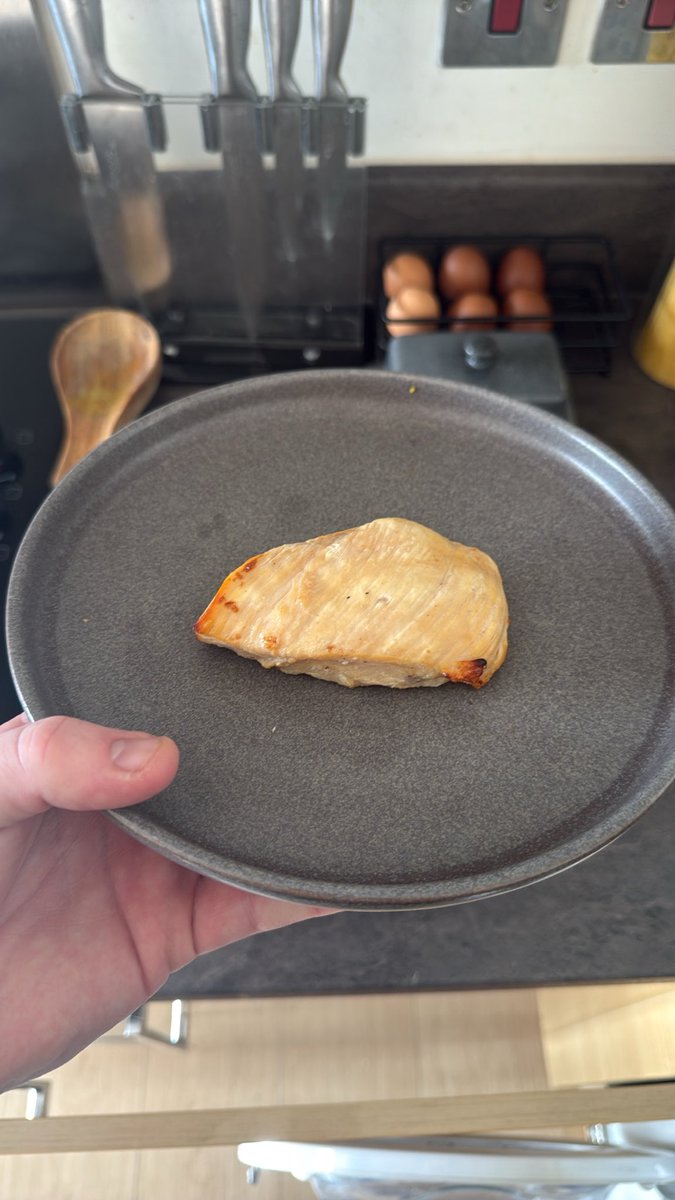CharsDiet's tweet photo. I didn’t say anything as I didn’t want the attention but I turned 31 a couple days ago aha. The Mrs offered to cook but when you are the chef of the house you know there’s no rest days aha - think chicken breast and not much else aha .. simple things 👌 aha 😍 https://t.co/eb5o2Epbf8
