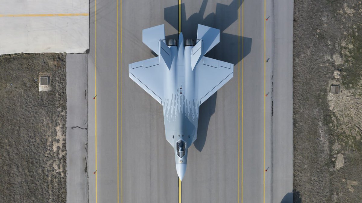 trthaber's tweet photo. 🇹🇷✈️ KAAN prototip-1 uçuşa hazırlanıyor.

TUSAŞ Genel Müdürü Mehmet Demiroğlu:

📌"Milli Muharip Uçak KAAN, hızlı taksi testlerine hazırlanıyor. Belki bu ay, belki önümüzdeki ay içerisinde gökyüzüyle buluşturacağız."

https://t.co/4CbT7npmuD https://t.co/k80DRtS0Q5