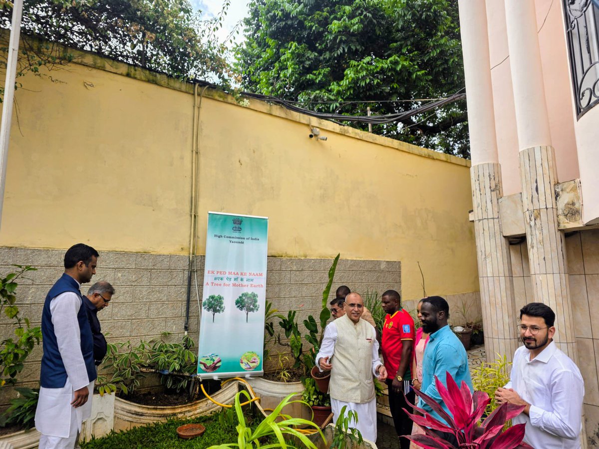 hciyaounde's tweet photo. On the occasion of Gandhi Jayanti, members of the High Commission and the Indian diaspora paid homage to Mahatma Gandhi today, a tree was also planted at the High Commission premises under the “Ek Ped Maa Ke Naam” initiative.
@MEAIndia
#Ekpedkenaam
#GandhiJayanti https://t.co/22t82bsh9b