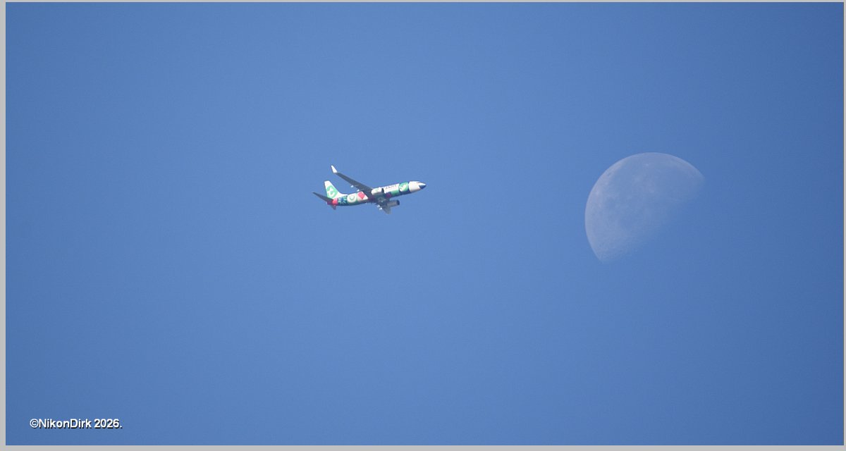 Nikondirk's tweet photo. Min of meer een lucky shot van zojuist. De Peter Pan van #Transavia, komend vanuit Barcelona op weg naar naar Rotterdam vastgelegd met de maan. 🙂 #nlspot @NLspot https://t.co/jZACkdgZ62