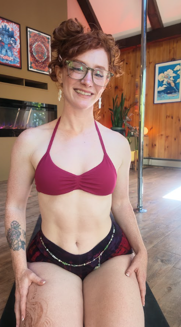theamyginger's tweet photo. Should I wear glasses more often? 🤔 https://t.co/fH5tmvzskT
