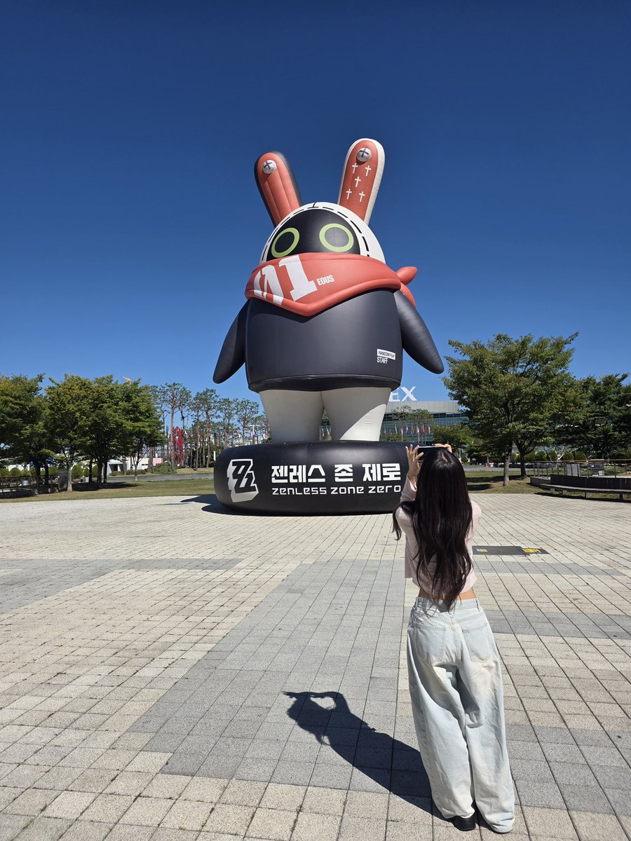Dobimayoon's tweet photo. 짱짱큰 이아스!! 코스어분이랑 왈츠 추는데 심장 터질뻔 했다…😭❤️ #호요랜드 https://t.co/vt0ryiSKeZ