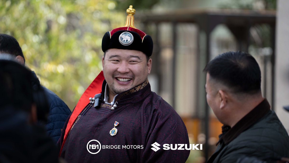 Suzuki_Mongolia's tweet photo. МОНГОЛ УЛСЫН ШИНЭ ЗААН Д.АЛТАНЦООЖИД “ЗААН ЖИМНИ”-Г ГАРДУУЛЛАА Монгол Улсын шинэ Заан Д.Алтанцоожид үе үеийн Заан цолтнуудад гардуулж ирсэн “Заан Жимни” бай шагналыг 10 дугаар сарын 1-ний өдөр ёслол төгөлдөр гардууллаа. https://t.co/P8UWCZxFfL