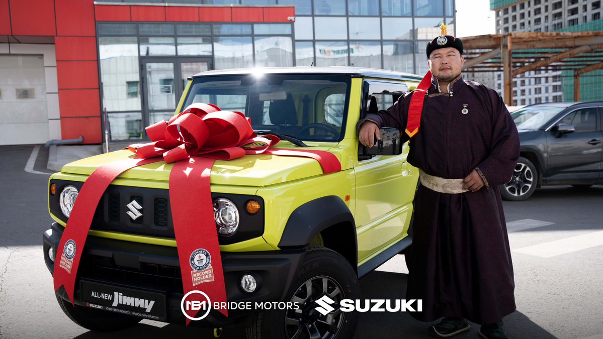 Suzuki_Mongolia's tweet photo. МОНГОЛ УЛСЫН ШИНЭ ЗААН Д.АЛТАНЦООЖИД “ЗААН ЖИМНИ”-Г ГАРДУУЛЛАА Монгол Улсын шинэ Заан Д.Алтанцоожид үе үеийн Заан цолтнуудад гардуулж ирсэн “Заан Жимни” бай шагналыг 10 дугаар сарын 1-ний өдөр ёслол төгөлдөр гардууллаа. https://t.co/P8UWCZxFfL
