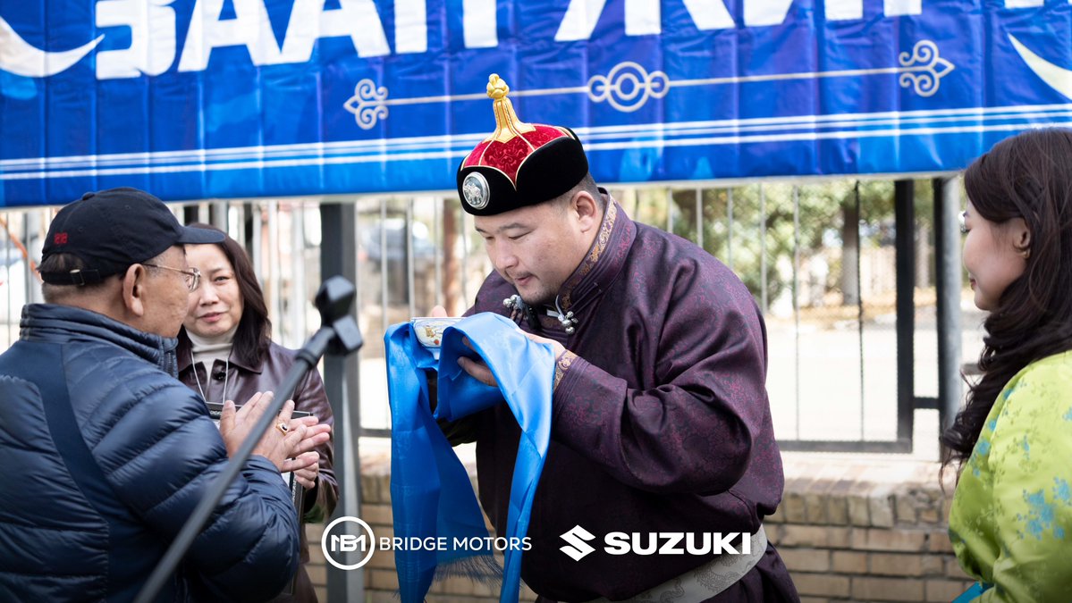 Suzuki_Mongolia's tweet photo. МОНГОЛ УЛСЫН ШИНЭ ЗААН Д.АЛТАНЦООЖИД “ЗААН ЖИМНИ”-Г ГАРДУУЛЛАА Монгол Улсын шинэ Заан Д.Алтанцоожид үе үеийн Заан цолтнуудад гардуулж ирсэн “Заан Жимни” бай шагналыг 10 дугаар сарын 1-ний өдөр ёслол төгөлдөр гардууллаа. https://t.co/P8UWCZxFfL