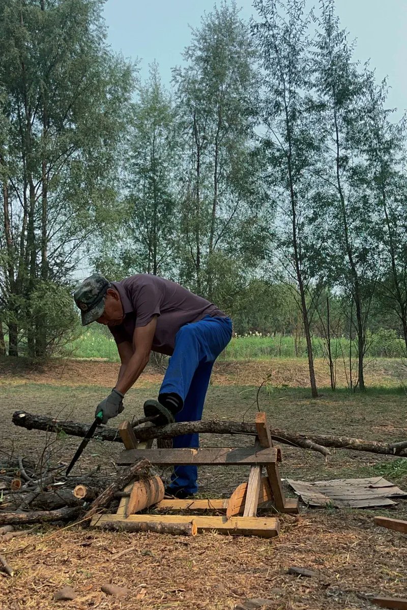 EvelynWheeghaa's tweet photo. On the way cutting the wood at the bedside！ https://t.co/K9fy15ToPH