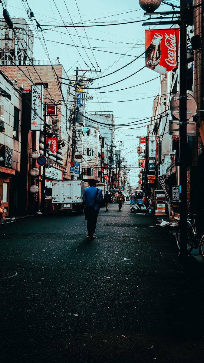 suguru_frames's tweet photo. 空を横切る電線、店先の看板、壁の青いボックス。
仙台の路地裏で、影の中の色を集めた。
街全体を撮ったら、次は小さなものに目を向けてみる。
#仙台 #CinematicJapan https://t.co/7uiHzXah5K