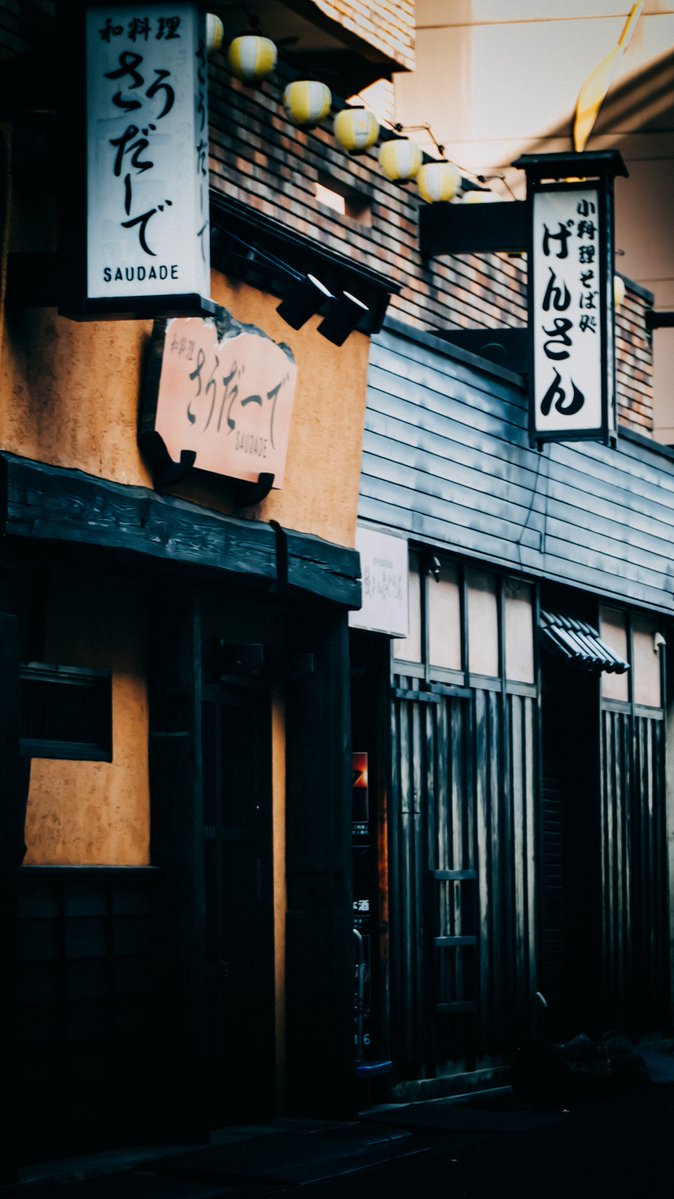 suguru_frames's tweet photo. 空を横切る電線、店先の看板、壁の青いボックス。
仙台の路地裏で、影の中の色を集めた。
街全体を撮ったら、次は小さなものに目を向けてみる。
#仙台 #CinematicJapan https://t.co/7uiHzXah5K