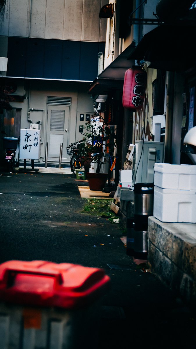 suguru_frames's tweet photo. 空を横切る電線、店先の看板、壁の青いボックス。
仙台の路地裏で、影の中の色を集めた。
街全体を撮ったら、次は小さなものに目を向けてみる。
#仙台 #CinematicJapan https://t.co/7uiHzXah5K