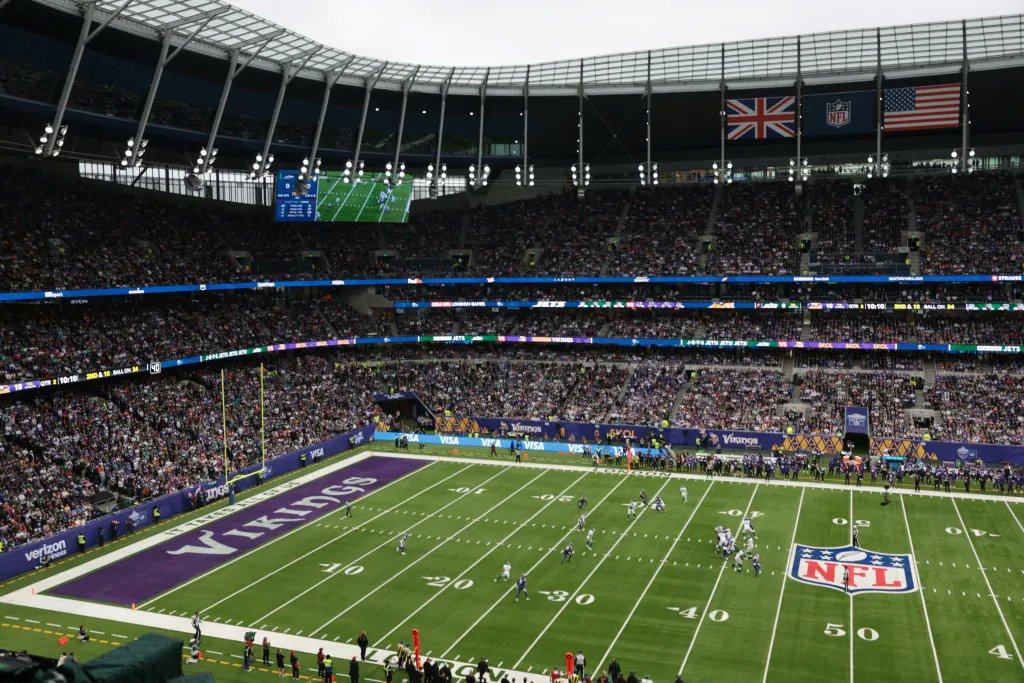 TouchlineX's tweet photo. 🚨 𝗗𝗜𝗗 𝗬𝗢𝗨 𝗞𝗡𝗢𝗪: Tottenham’s stadium can completely TRANSFORM from a Premier League football stadium into an NFL arena. 🤯

The entire grass football pitch is ROLLED OUT of the stadium in three separate sections, revealing an artificial NFL field underneath.

The 62,000-seat stadium was specifically designed with the NFL in mind and has already hosted 12 NFL games.