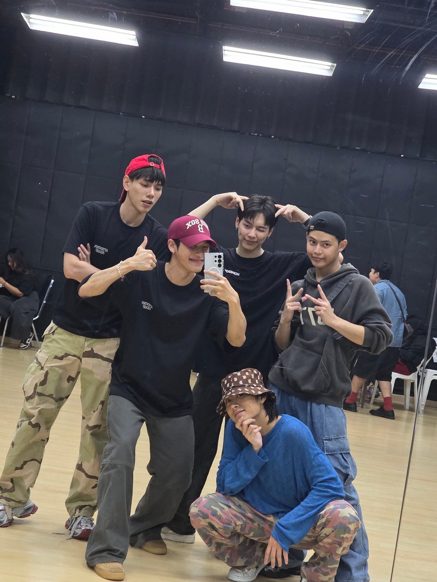 paijitsaoug's tweet photo. พี่ำอค่อนคับ คือหนูน่ะ 🫣🥺 หนูน่ะอยากได้พลังใจในวันสิ้นปีเก่าเริ่มปีใหม่แบบปีก่อนๆน่ะคับ คือผมน่ะ 😔👀

#oueiija #offroadKTP #diamondnrk_ #geler_k #PentorJrp #LAZ1 https://t.co/faY6UCLhha