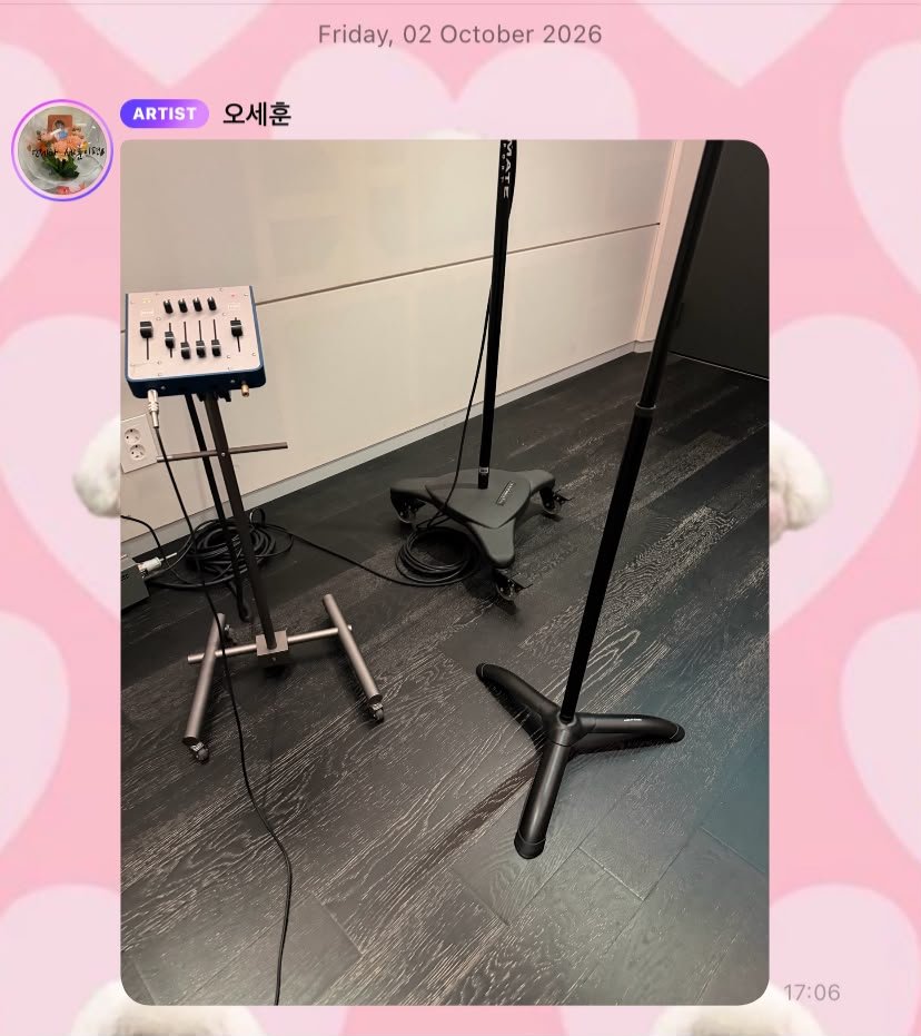 OhSehunGlobal's tweet photo. 261002 | Sehun's 🫧

[Sent photo 📸]

Sehun sent us again with a photo from a recording studio. Hmmm. What's he up to this time? 👀🤭 https://t.co/tPkTtuXbnW