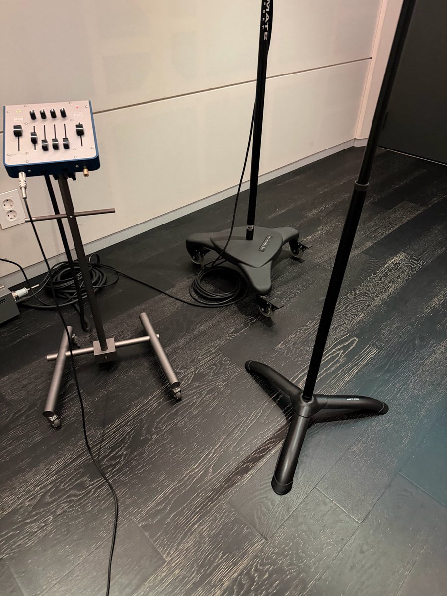 OhSehunGlobal's tweet photo. 261002 | Sehun's 🫧

[Sent photo 📸]

Sehun sent us again with a photo from a recording studio. Hmmm. What's he up to this time? 👀🤭 https://t.co/tPkTtuXbnW