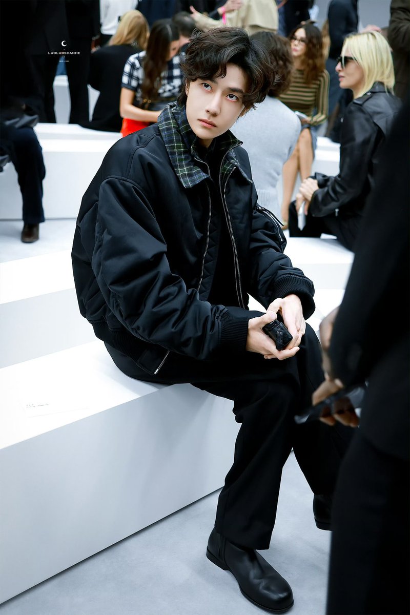 View98TVXQ's tweet photo. อหหห รูปจากบ้านคู่ คุนพรี่ได้ชอตใกล้มากค่ะ หล่อทะลุเลนส์

WANG YIBO AT LOEWESS27
#WangYiboPFWSS27xLoewe https://t.co/mR5n1CUF95