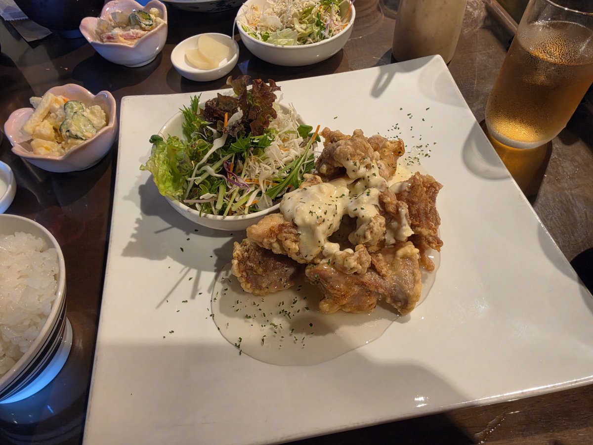 azuma0927's tweet photo. 部長と毎月ご飯に行ってるけど、そんなに私と一緒にご飯食べるのが面白いのか？🤔 https://t.co/3VNezy5xSc
