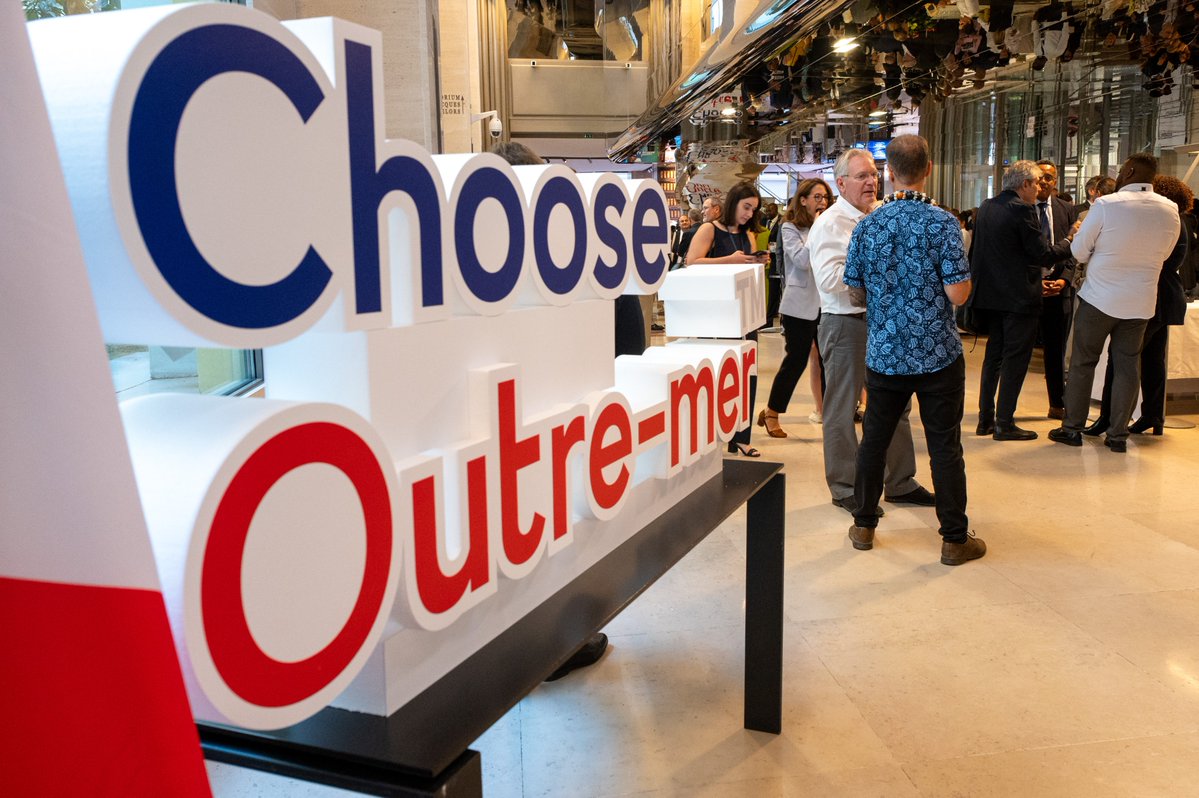 Interieur_Gouv's tweet photo. “Les Outre-mer sont au cœur des grands défis de demain” 🌏

Hier s’est tenue la 1re édition de #ChooseOutreMer. 

➡️ Au cœur de cet événement : le développement économique, l’investissement et l’attractivité des territoires d’Outre-mer.

📲 Retour sur l'événement sur https://t.co/lM1j7EpGM2