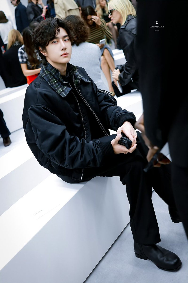 View98TVXQ's tweet photo. อหหห รูปจากบ้านคู่ คุนพรี่ได้ชอตใกล้มากค่ะ หล่อทะลุเลนส์

WANG YIBO AT LOEWESS27
#WangYiboPFWSS27xLoewe https://t.co/mR5n1CUF95
