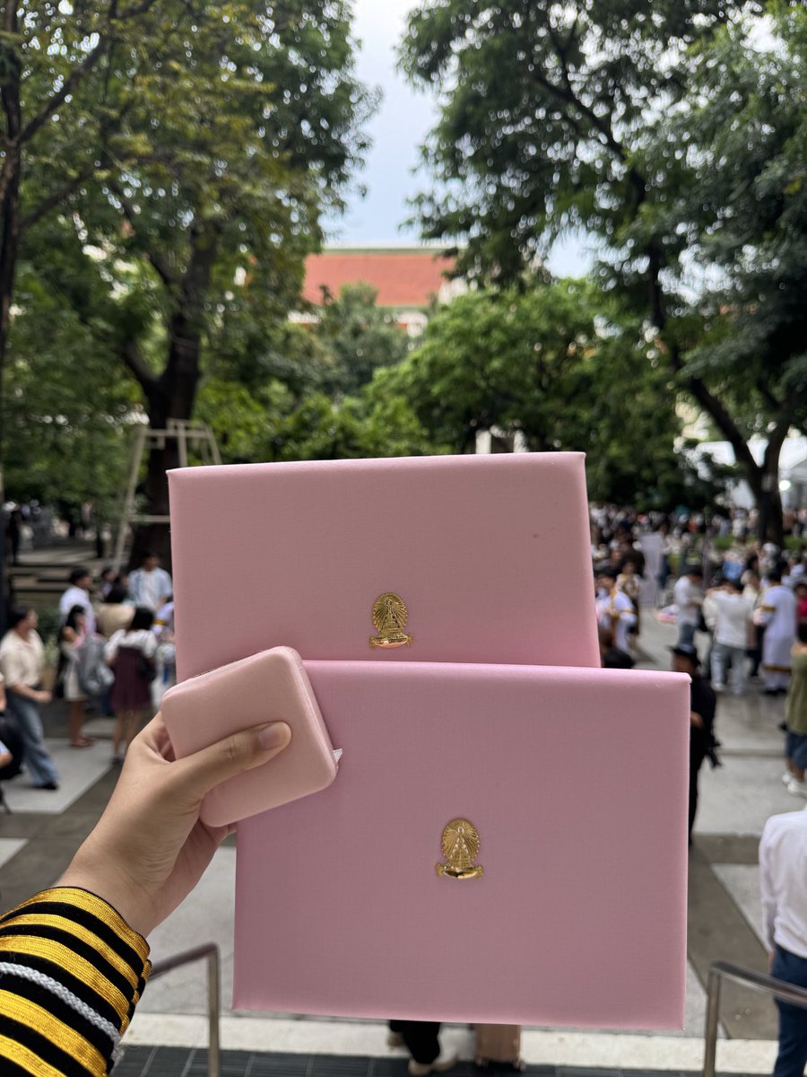 tohtohislazy's tweet photo. ทุกคน ได้เหรียญทองแล้วได้ปริญญา2ใบเฉย ง๊ง5555555555

มันคือใบรับรองว่าได้เหรียญทองอะ เพิ่งรุ้ว่ามี https://t.co/CMdtMsA4ee