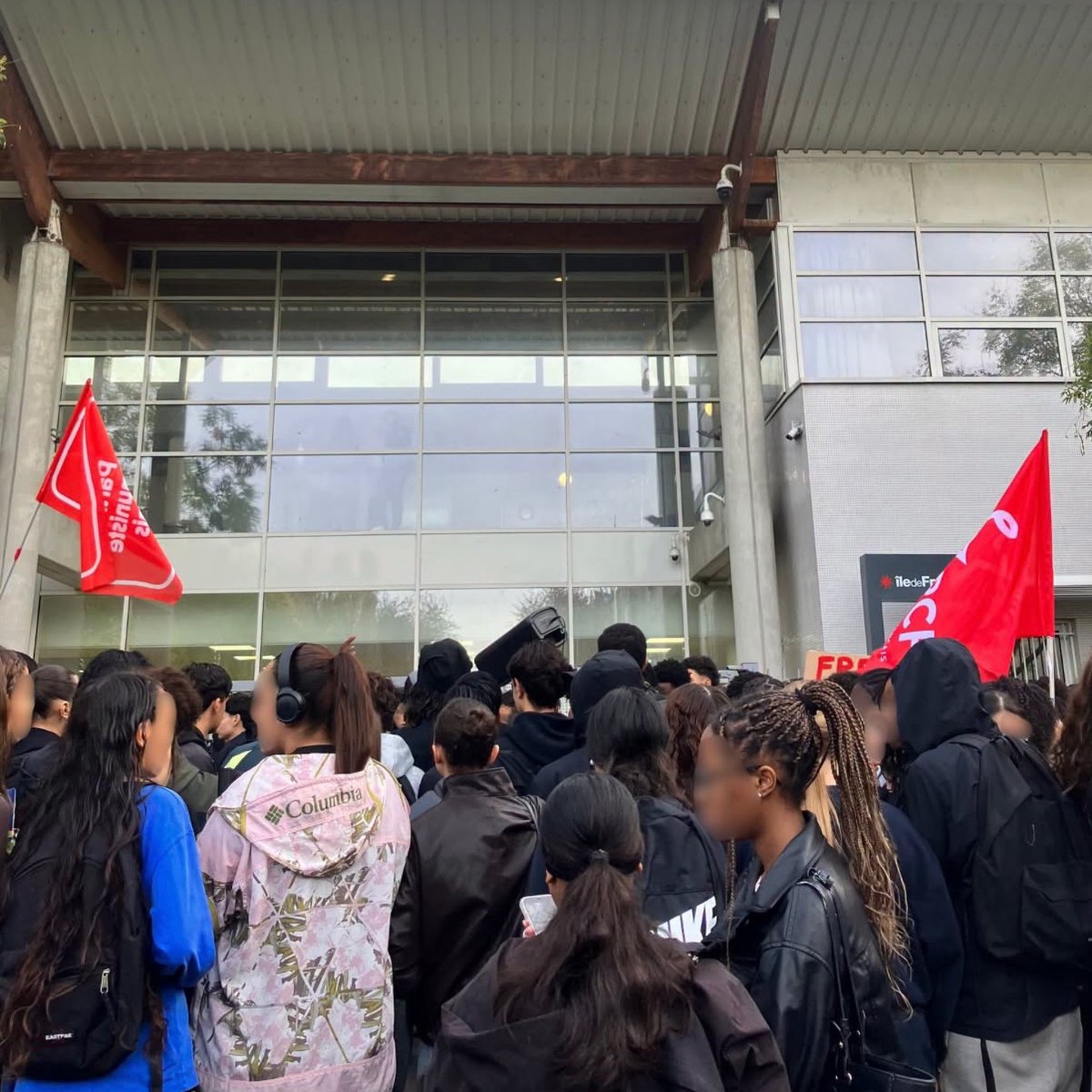 fabien_gay's tweet photo. Ce matin, j’étais présent devant le lycée Mozart du Blanc-Mesnil en soutien des élèves qui se mobilisent.   

Ce sont nos enfants qui manifestent. Nous devons être à leurs côtés pour faire entendre leur juste colère et trouver des solutions. https://t.co/w5gDtH7jUY