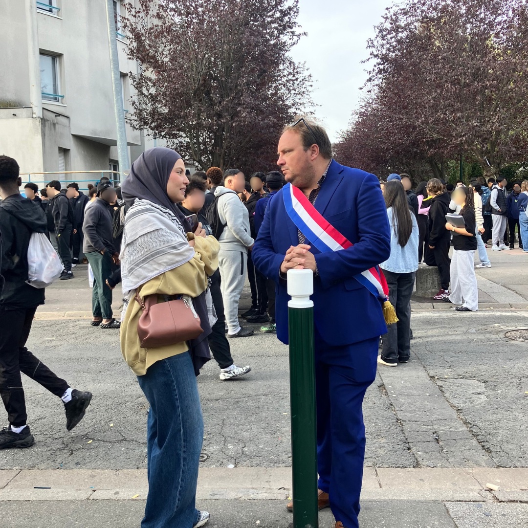 fabien_gay's tweet photo. Ce matin, j’étais présent devant le lycée Mozart du Blanc-Mesnil en soutien des élèves qui se mobilisent.   

Ce sont nos enfants qui manifestent. Nous devons être à leurs côtés pour faire entendre leur juste colère et trouver des solutions. https://t.co/w5gDtH7jUY