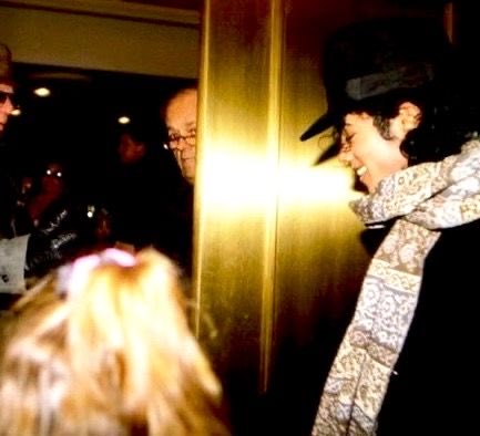 LiberianGirl779's tweet photo. Imagine you’re a hotel maid; the elevator doors open and there stands Michael Jackson. He would see that you’re trembling and try to calm you down: “Michael could see that she was shocked to see him. He soon put her at ease by asking her where she worked in the hotel and told her that she was very pretty. The poor girl never said a word but almost passed out!”