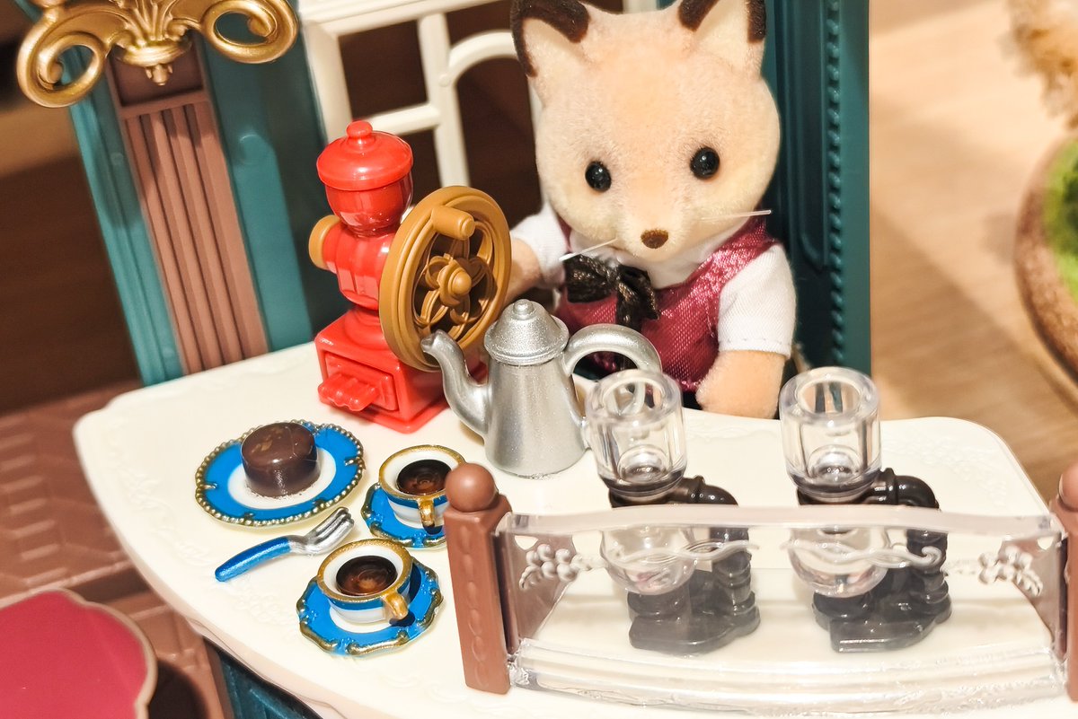 hhhina_'s tweet photo. 森のお家で実物見てきました🏡⋆* 気になるお値段13200円 コーヒーと紅茶の違いやメニュー表、細かい食器の装飾などときめきすぎる仕様でした…😻♡ https://t.co/InpxC4zK1r