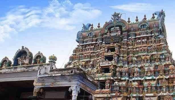 Maha_Periyavaa's tweet photo. 🛕🙏🏽🔥#இதுதான் நெல்லை! தாமிரபரணி நதிக்கரையை சுற்றியுள்ள கோவில்கள் !

🔥🙏🏽#தென்பாண்டி நாட்டில் அதுவும் குறிப்பாக தாமிரபரணி நதிக்கரையின் இரு ஓரங்களிலும் 274 சிவாலயங்கள் சிறப்புற்று விளங்கி இருந்ததாக பல புராணங்கள் கூறுகின்றன.

🙏🏽🛕#அத்தகைய புராணங்களில், தாமிரபரணி மகாத்மியம், நவசமுத்திர மகாத்மியம் சிவசைல மகாத்மியம் திருப்புடை மருதூர் மகாத்மியம், திருக்குற்றால தலபுராணம், தென்காசி தலபுராணம், கருவை தலபுராணம் திருச்செந்தூர் புராணம் போன்ற நூல்களில் தென்பாண்டி நாட்டில் உள்ள சிவாலயங்கள் திரி (3), பஞ்ச (5), அஷ்ட (8), நவ (9), தச (10) போன்ற எண்ணிக்கையில் பிரித்து நம் முன்னோர்கள் வழிபட்டுள்ளனர்.

1. காந்திமதி நெல்லையப்பர் கோவில்
இறைவன் நடராசத் திருமேனி கொண்டு அருட்கூத்து இயற்றுகின்ற தலங்களில் முக்கியமானவையாக ஐந்து தலங்கள் இருக்கின்றன. சிவபெருமானுக்கான ஐம்பெரும் சபைகளில் "தாமிர சபை" என்று போற்றப்படுவது திருநெல்வேலி நெல்லையப்பர் கோயில்தான்
இக்கோயில் தெற்கிலிருந்து வடக்குப் பக்கமாக 756 அடி நீளமும், மேற்கிலிருந்து கிழக்காக 378 அடி அகலமும் கொண்டதாக இருக்கிறது. மேலும் இது ஆசியாவின் மிகப்பெரிய சிவன் கோயில் என்பதும் இங்கே குறிப்பபெற்றதுக்கது.
இந்தக் கோயிலில் நெல்லையப்பர், காந்திமதியம்மன் என்று இரண்டு சமமான பிரிவுகளில் சுவாமிக்கும் அம்மனுக்கும் தனித்தனிக் கோயில்கள் இருக்கிறது. இந்தக் கோயில்கள் இரண்டும் அழகிய கல் மண்டபம் ஒன்றின் மூலம் இணைக்கப்பட்டுள்ளது இதன் சிறப்பாகும்.

2. சபை சிவாலயங்கள்
இறைவன் நடராசத் திருமேனி கொண்டு அருட்கூத்து இயற்றுகின்ற தலங்களில் முக்கியமானவை என்று ஐந்து உள்ளது. இந்த ஐம்பெரும் மன்றங்களில் (சபைகள்) இரண்டு மன்றங்கள் திருநெல்வேலி மாவட்டத்தில் அமைந்துள்ளது என்பது குறிப்பிடத்தக்கது.
* சித்ர சபை - திருக்குற்றாலம்
* தாமிர சபை- திருநெல்வேலி

3. முப்பீட தலங்கள்
* அம்பாசமுத்திரம் - திருமூலநாதர் திருக்கோயில்
* ஊர்காடு - திருக்கோஷ்டியப்பர் திருக்கோயில்
* வல்லநாடு - திருமூலநாதர் திருக்கோயில் (தற்போது தூத்துக்குடி மாவட்டத்தில் உள்ளது).

4. பஞ்ச ஆசன தலங்கள்
* ஏர்வாடி - திருவழுந்தீசர் திருக்கோயில்
* களக்காடு - சத்யவாகீசர் திருக்கோயில்
* நான்குநேரி - திருநாகேஷ்வரர் திருக்கோயில்
* விஜயநாராயணம்- மனோன்மணீசர் திருக்கோயில்
* செண்பகராமநல்லூர் - இராமலிங்கர் திருக்கோயில்
* தென்பாண்டி நாட்டின் பஞ்ச பூத தலங்கள்
* சங்கரன்கோயில் - மண் தலம் (ப்ருத்திவி)
* கரிவலம்வந்தநல்லூர் - அக்னி தலம்
* தாருகாபுரம் - நீர் தலம்
* தென்மலை- காற்று தலம்
* தேவதானம் - ஆகாய தலம்

5. காசிக்கு சமமான பஞ்ச குரோச தலங்கள்
* சிவசைலம் - சிவசைலப்பர் திருக்கோயில்
* ஆழ்வார்குறிச்சி - வன்னீஸ்வரர் திருக்கோயில்
* கடையம் - வில்வவனநாதர் திருக்கோயில்
* திருப்புடைமருதூர் - நாறும்பூநாதர் திருக்கோயில்
* பாபநாசம் - பாபநாசர் திருக்கோயில்

6. ராமர் வழிபட்ட பஞ்சலிங்க தலங்கள்
* களக்காடு- சத்யவாகீசர்
* பத்தை - குலசேகரநாதம்
* பதுமனேரி - நெல்லையப்பர்
* தேவநல்லூர் - சோமநாதம்
* சிங்கிகுளம் - கைலாசநாதம்

7. நவ சமுத்திர தலங்கள்
* அம்பாசமுத்திரம்
* ரவணசமுத்திரம்
* வீராசமுத்திரம்
* அரங்கசமுத்திரம்
* தளபதிசமுத்திரம்
* வாலசமுத்திரம்
* கோபாலசமுத்திரம்
* வடமலைசமுத்திரம் (பத்மனேரி)
* ரத்னகாராசமுத்திரம் (திருச்செந்தூர்- இது தற்போது தூத்துக்குடி மாவட்டத்தில் உள்ளது)

8. பஞ்ச பீட தலங்கள்
பஞ்ச பீட தலங்களில் முதல் நான்கு தலங்கள் திருநெல்வேலி மாவட்டத்தில் உள்ளன.
* கூர்ம பீடம் - பிரம்மதேசம்
* சக்ர பீடம் - குற்றாலம்
* பத்ம பீடம் - தென்காசி
* காந்தி பீடம் - திருநெல்வேலி
* குமரி பீடம் - கன்னியாகுமரி.இது கன்னியாகுமரி மாவட்டத்தில் உள்ளது.

9. சிவ கைலாயங்கள் (ஆதி கைலாசம்)
* பிரம்மதேசம் - கைலாசநாதர் திருக்கோயில்
* அரியநாயகிபுரம் - கைலாசநாதர் திருக்கோயில்
* திருநெல்வேலி (தென்கைலாயம்)- தென்கைலாசநாதர் (நெல்லையப்பர்) திருக்கோயில்
* கீழநத்தம் (மேலூர்)- கைலாசநாதர் திருக்கோயில்
* முறப்பநாடு - கைலாசநாதர் திருக்கோயில் (இது தற்போது தூத்துக்குடி மாவட்டத்தில் உள்ளது)
* தென்திருப்பேரை - கைலாசநாதர் திருக்கோயில் (இது தற்போது தூத்துக்குடி மாவட்டத்தில் உள்ளது)
* சேர்ந்தபூமங்கலம் - கைலாசநாதர் திருக்கோயில் (இது தற்போது தூத்துக்குடி மாவட்டத்தில் உள்ளது)
* கங்கைகொண்டான் - கைலாசநாதர் திருக்கோயில்
* தச வீரட்டானத் தலங்கள் (மேற்கு சிவாலயங்கள்)
* சிவசைலம் - சிவசைலப்பர் திருக்கோயில் - பக்த தலம்
* வழுதூர் - அக்னீஸ்வரர் திருக்கோயில் - மகேச தலம்
* கோடகநல்லூர் - அவிமுக்தீஸ்வரர் திருக்கோயில் - பிராண லிங்கத் தலம்
* சிங்கிகுளம் - கைலாசநாதர் திருக்கோயில் - ஞானலிங்கத் தலம்
* மேலநத்தம் - அக்னீஸ்வரர் திருக்கோயில் - சரண தலம்
