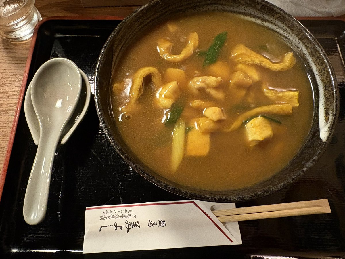 HIDETAROCK's tweet photo. 京都音まかす。なかなか京都に行く機会も減ったので街中の賑やかさや風情にふれられて嬉しかった。新しい出会いもあったしカレーうどんも美味しかったしまたアコースティックで年末行けるの楽しみ。ツアーのフラッグもいい感じでしょ。ライブ見てくれた皆さんありがとう！ https://t.co/vrJmBthxij
