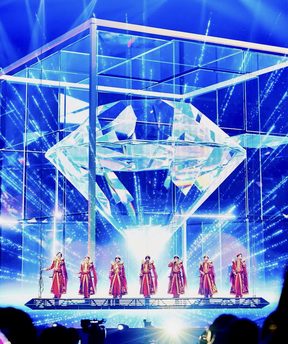 7starPrin's tweet photo. ドームの赤衣装の仮仕上げで“この色違いますね”と妥協しなかった謙杜にすげぇよと言った大ちゃん
同じデザインだとしても赤には何種類もあり1つの選択次第で全然違うものになる
この小さな拘りがなければなにわ男子の唯一無二の衣装は有り得ない

賞賛されるべき､と言った大橋くんの言葉を思い出すよ https://t.co/XC0HiQW4tG