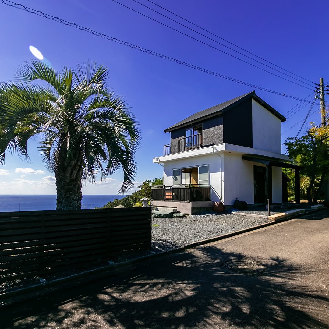 fuckcomputer's tweet photo. you can buy this ocean front house in susami, japan for $69,000 https://t.co/1p6SeBWzSa