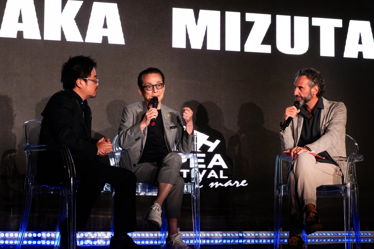 piccola_movie's tweet photo. イタリア🇮🇹で開催された「第4回トロペア映画祭」にて、水谷豊監督が長年の芸術活動と貢献が認められ、【栄誉賞】を受賞🏅

授賞セレモニー会場は、拍手喝采とともに熱気に包まれ、盛り上がりを見せました🎉✨

現地での特別上映会では「150分間すべてが感情に溢れていた」と観客から大絶賛の声が寄せられました👏

#水谷豊
#ピッコラフェリチタ
#TropeaFilmFestival