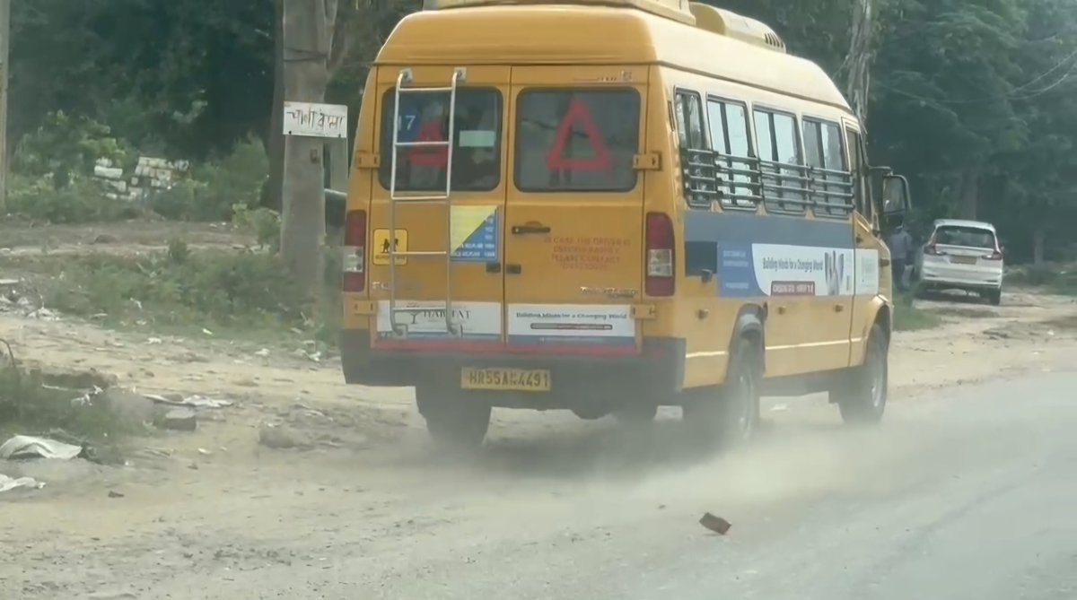 MihikaShahh's tweet photo. A friend recently visited #Gurugram , and the first thing she noticed was the dust. #Dust on the roads, dust in the air, and seemingly no strict enforcement or serious on-ground effort to tackle it. @MunCorpGurugram @HspcbN @cmohry @NayabSainiBJP @DC_Gurugram @htTweets @HTGurgaon https://t.co/fiJERDYz8B