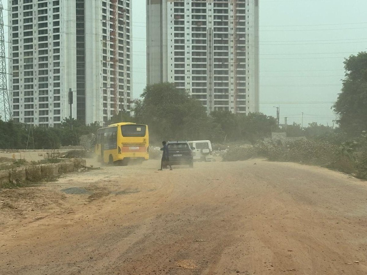 MihikaShahh's tweet photo. A friend recently visited #Gurugram , and the first thing she noticed was the dust. #Dust on the roads, dust in the air, and seemingly no strict enforcement or serious on-ground effort to tackle it. @MunCorpGurugram @HspcbN @cmohry @NayabSainiBJP @DC_Gurugram @htTweets @HTGurgaon https://t.co/fiJERDYz8B